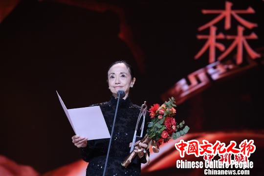 图为日本著名芭蕾舞舞蹈家森下洋子获奖并发表感言。 陈文 摄 图为日本著名芭蕾舞舞蹈家森下洋子获奖并发表感言。 陈文 摄