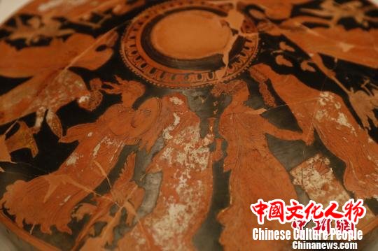 舞乐图瓶画器盖。 张亨伟 摄 舞乐图瓶画器盖。 张亨伟 摄