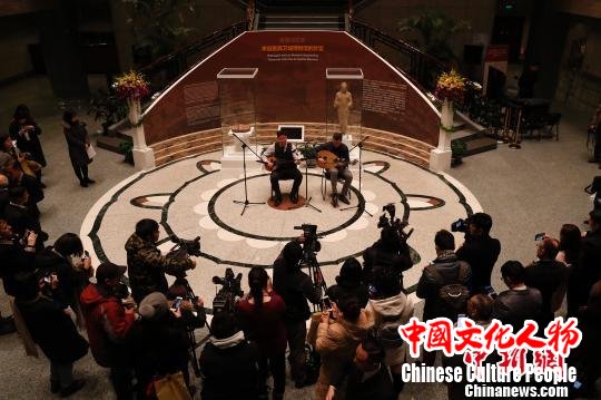 纯正的希腊传统音乐演奏在上海博物馆大堂上演。 张亨伟 摄 纯正的希腊传统音乐演奏在上海博物馆大堂上演。 张亨伟 摄