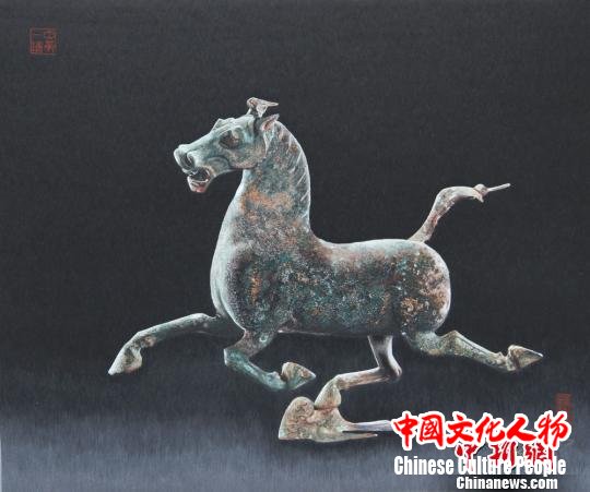 图为用中国非遗苏绣绣”出的马踏飞燕。 钟欣 摄 图为用中国非遗苏绣绣”出的马踏飞燕。 钟欣 摄