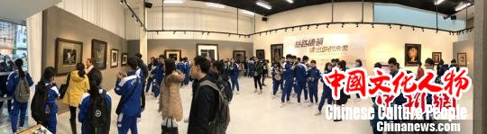 图为民众在澳门观赏“丝路绣韵”中国丝绸之路艺术精品展。 钟欣 摄 图为民众在澳门观赏“丝路绣韵”中国丝绸之路艺术精品展。 钟欣 摄