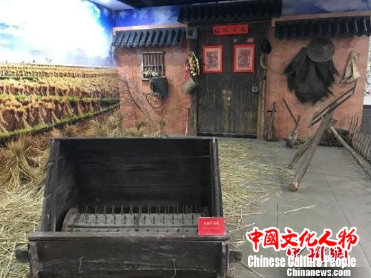 图为“留住乡愁记忆”老物件展一角 江杨烨 摄