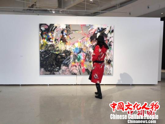 图为市民在展览现场参观。 钟欣 摄 图为市民在展览现场参观。 钟欣 摄