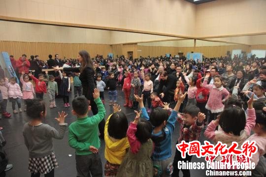 小朋友现场开心地和老师互动 钟欣 摄 小朋友现场开心地和老师互动 钟欣 摄