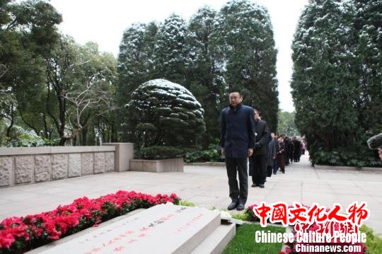 参加纪念宋庆龄诞辰125周年仪式的各界人士列队肃立并行三鞠躬礼,向宋庆龄墓献上鲜花,绕行一周致意。 陈也 摄 参加纪念宋庆龄诞辰125周年仪式的各界人士列队肃立并行三鞠躬礼,向宋庆龄墓献上鲜花,绕行一周致意。 陈也 摄