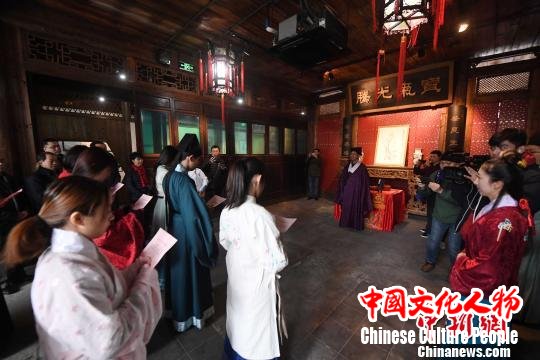 开营式由一场传统拜师礼仪拉开序幕。　记者刘可耕 摄