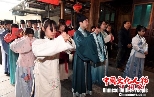 身着汉服的两岸青年学生按传统，共同向福州民俗专家郑子端行拜师礼仪，表达学习闽都传统文化的心愿。　记者刘可耕 摄