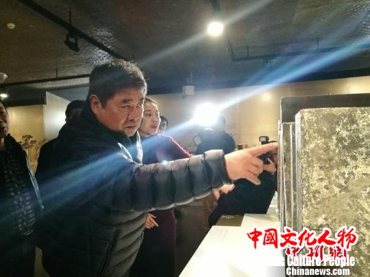 单霁翔参观苏州御窑金砖博物馆。　钟升 摄