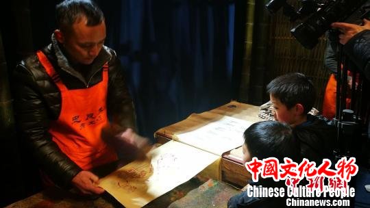 非遗传承人现场展示技艺 钟欣 摄 非遗传承人现场展示技艺 钟欣 摄