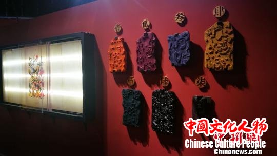 现场展示年画雕版 钟欣 摄 现场展示年画雕版 钟欣 摄