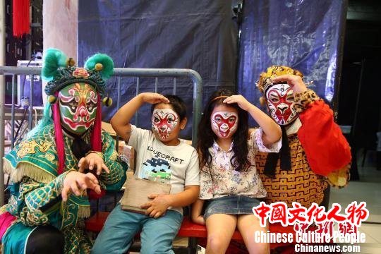 “北京一带一路文化之旅”走进菲律宾展现非遗制作技艺