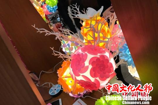 “折纸手工艺术灯”。　王笈 摄