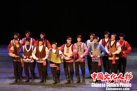 俄罗斯“小白桦”舞蹈团中国专场演出启幕。　于琨 摄