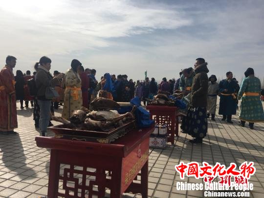 图为参加祭祀的蒙古族民众和祭品。 张玮摄