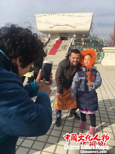 图为外国游客参加祭祀。 张玮摄