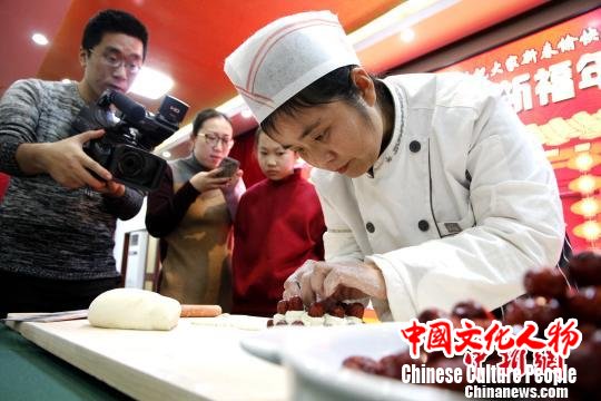 拓年画、贴春联感受孔府的专属“年味”(组图)