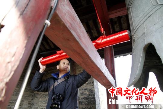 一到腊月,孔府就要敲晨钟、击暮鼓,象征着新年即将到来。图为游客体验敲晨钟。 沙见龙 摄 一到腊月,孔府就要敲晨钟、击暮鼓,象征着新年即将到来。图为游客体验敲晨钟。 沙见龙 摄