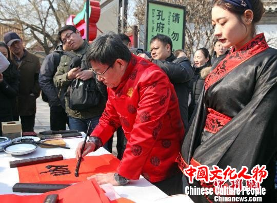 贴春联、做年画,山东曲阜孔府“洋溢”独特年味。图为孔子第七十五代孙、孔子书画院名誉院长孔祥胜正在现场书写孔府的“专属”春联。 陈硕 摄 贴春联、做年画,山东曲阜孔府“洋溢”独特年味。图为孔子第七十五代孙、孔子书画院名誉院长孔祥胜正在现场书写孔府的“专属”春联。 陈硕 摄