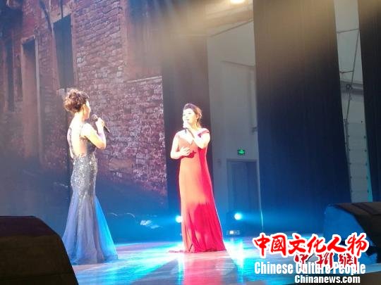 歌剧《霍夫曼的故事》选段女声二重唱《船歌》。 陈静 摄 歌剧《霍夫曼的故事》选段女声二重唱《船歌》。 陈静 摄