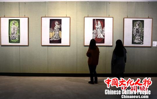 书画爱好者参观台湾艺术家魏滔展出的作品《四大美女》。 张金川 摄 书画爱好者参观台湾艺术家魏滔展出的作品《四大美女》。 张金川 摄