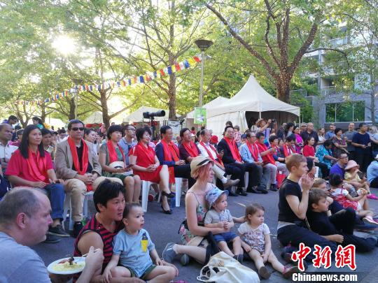 音乐会吸引当地民众。　朱兵 摄