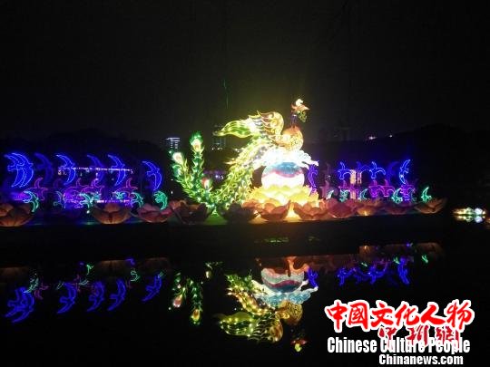 图为，武汉东湖灯会水上灯组 徐金波 摄