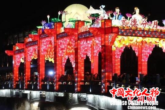 夫子庙灯会作为全国著名的灯会之一，迄今已有32届。　泱波 摄