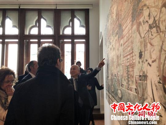 图为敦煌研究院院长王旭东向参观者现场讲解。敦煌研究院供图