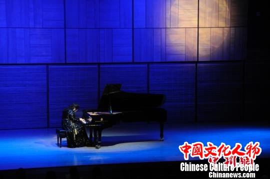 当地时间2月24日晚,纽约卡内基音乐厅举行第四届中国新年音乐会。图为施坦威青年钢琴家田佳鑫在演奏。 钟欣 摄 当地时间2月24日晚,纽约卡内基音乐厅举行第四届中国新年音乐会。图为施坦威青年钢琴家田佳鑫在演奏。 钟欣 摄