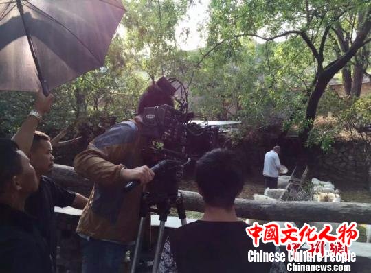 摄制组正在拍摄佳县泥河沟的千年枣园 钟欣 摄 摄制组正在拍摄佳县泥河沟的千年枣园 钟欣 摄