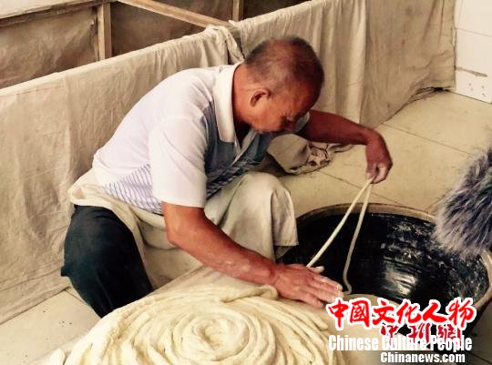 挂面师傅陈利则正在制作手工挂面 钟欣 摄 挂面师傅陈利则正在制作手工挂面 钟欣 摄