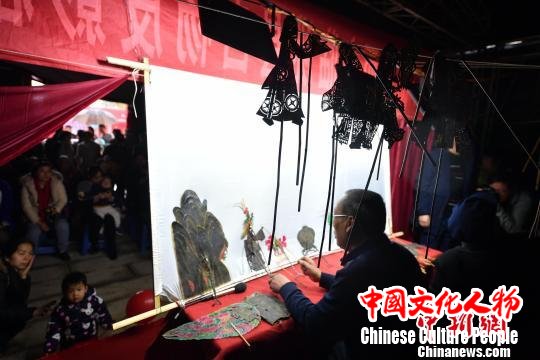 皮影戏表演。 吕明 摄 皮影戏表演。 吕明 摄