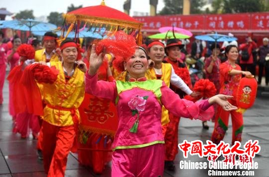 积极营造欢乐祥和的节日氛围,让传统文化真正融入现代生活。 吕明 摄 积极营造欢乐祥和的节日氛围,让传统文化真正融入现代生活。 吕明 摄