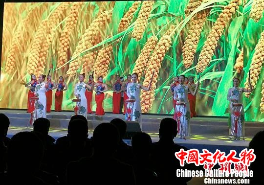 高平鼓书《谷子好》 杨杰英 摄