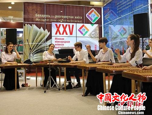 第25届明斯克国际书展开幕中国图书吸引读者关注
