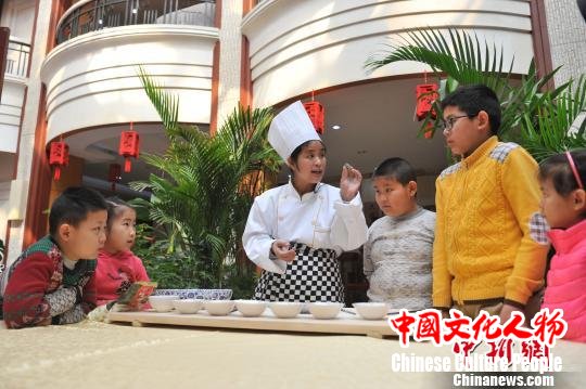 孔子故里曲阜举行“三星赐福闹元宵”活动