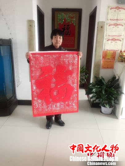 李金英老人的剪纸作品。　乔丽娟 摄