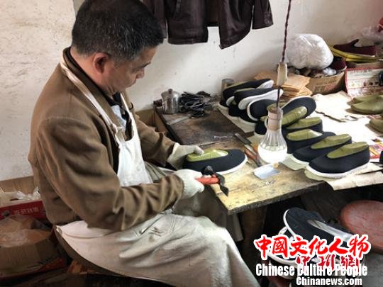 旋型后，进行最后的全面修复。　吴平华 摄