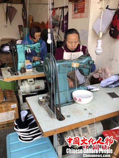 非物质文化遗产“唐昌布鞋”的传承人赖淑芳正在制作千层鞋底。　吴平华 摄