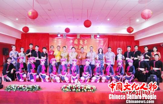 图为嘉宾与演员合影留念。中国驻印尼登巴萨总领馆 供图