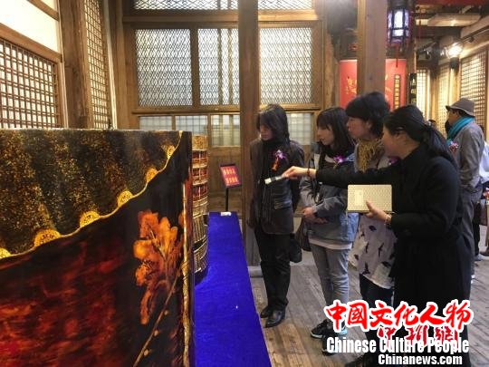 来自日本的伊良原满美、吾子可苗、丰田正秋等漆艺术家在观展。　林春茵 摄