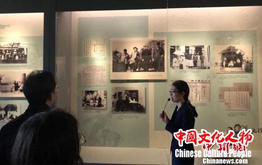 广州孙中山大元帅府纪念馆讲解员为大家讲解展品。　陈锦尧 摄