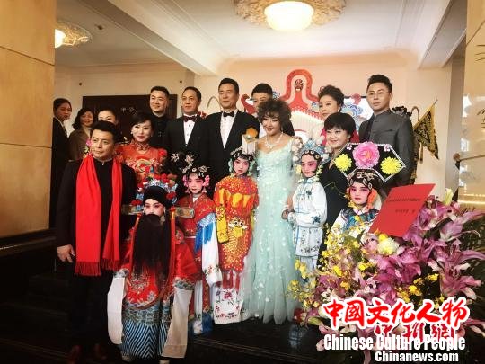 戏曲名家与小演员合影。　张芹 摄