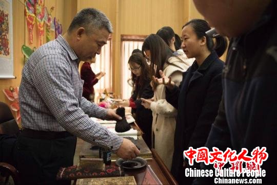 非遗展演环节，非物质文化遗产传承人现场教学，青年朋友们踊跃参与。　陈馨怡 摄