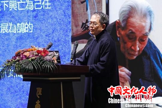 “南怀瑾先生诞辰一百周年纪念会”3月18日在上海恒南书院举行，图为恒南书院院长李慈雄回忆南怀瑾。　殷立勤 摄