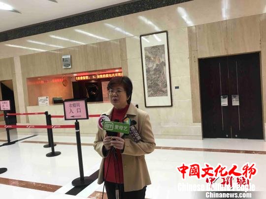 导演廖向红表示创作这样一部现实主义题材歌剧并不容易。　郭箫萌 摄