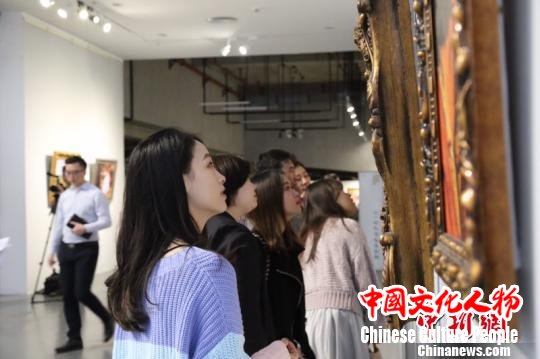 图为画展现场。 于晓明 摄 图为画展现场。 于晓明 摄