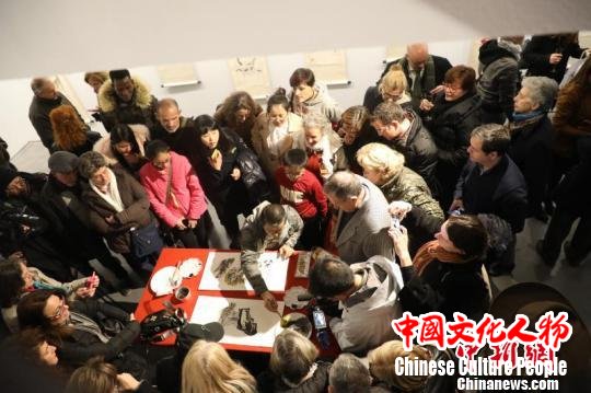 湘潭画家在中国湘潭书画家作品展现场作画。主办方供图