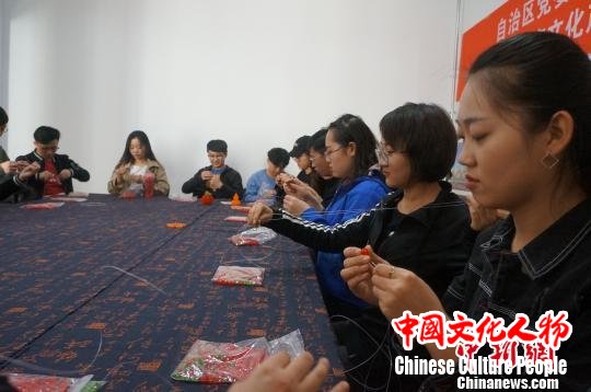 图为大学生们上中国非物质文化遗产和民间手工艺文化特色选修课。　边建平 摄