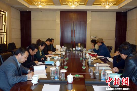 图为“中国格萨尔文化之乡”格萨尔史诗系列音乐剧雄狮传奇之一《北国伏魔》剧本专家征求意见会在青海西宁召开。 孙睿 摄 图为“中国格萨尔文化之乡”格萨尔史诗系列音乐剧雄狮传奇之一《北国伏魔》剧本专家征求意见会在青海西宁召开。 孙睿 摄